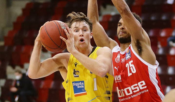 Ludwigsburg , Basketball easyCredit BBL Bundesliga , MHP RIESEN Ludwigsburg vs Brose Bamberg , from left Jordan Hulls Giants Kenneth Ogbe Bamberg