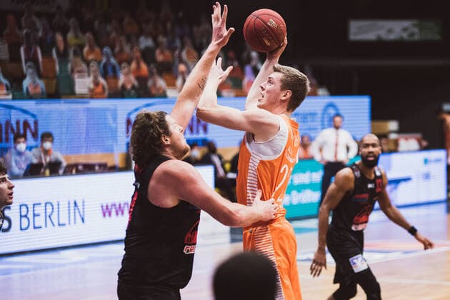 easyCredit BBL 13 Matchday RASTA Vechta vs JobStairs GIESSEN 46ers, 16 01 2021 John Bryant JobStairs GIESSEN 46ers, 54 , Bjoern Thomas Rohwer RASTA Vechta, 22 easyCredit BBL 13 Matchday RASTA Vechta vs JobStairs GIESSEN 46ers on 16 01 2021 in Vechta RASTA Dome , Germany, Copyright: xBEAUTIFULxSPORTS Neddermannx