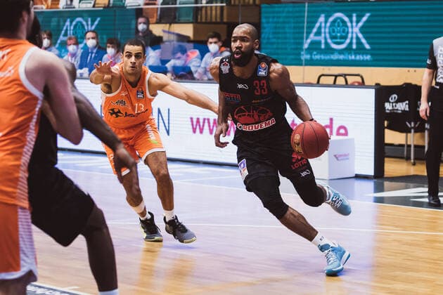 easyCredit BBL Matchday 13 RASTA Vechta vs JobStairs GIESSEN 46ers, 16 01 2021 Jean Salumu RASTA Vechta, 13 , Brandon Thomas JobStairs GIESSEN 46ers, 33 easyCredit BBL Matchday 13 RASTA Vechta vs JobStairs GIESSEN 46ers on 16 01 2021 in Vechta RASTA Dome , Germany, Copyright: xBEAUTIFULxSPORTS Neddermannx