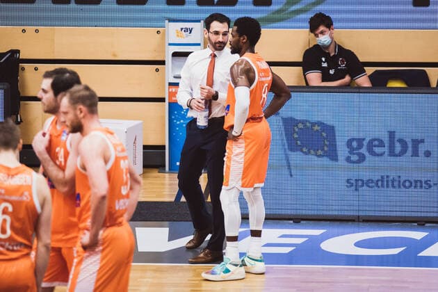 easyCredit BBL 13 Matchday RASTA Vechta vs JobStairs GIESSEN 46ers, 16 01 2021 Thomas Paech RASTA Vechta, Head Coach , Joshua Adam Young RASTA Vechta, 8 easyCredit BBL 13 Matchday RASTA Vechta vs JobStairs GIESSEN 46ers on 16 01 2021 in Vechta RASTA Dome , Germany, Copyright: xBEAUTIFULxSPORTS Neddermannx