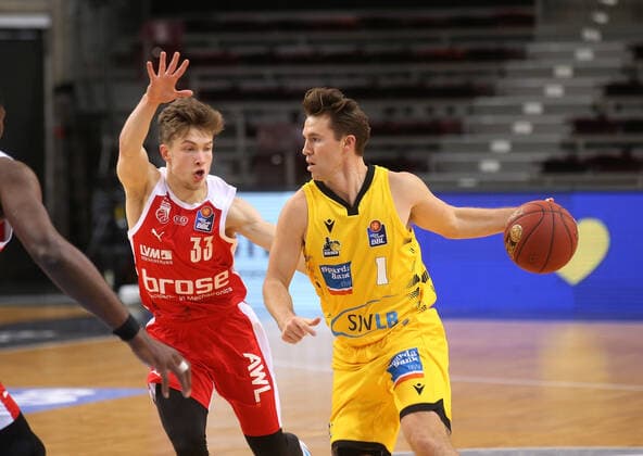 V li Bennet Hundt Bamberg , Jordan Hulls Riesen MHP Riesen Ludwigsburg vs Brose Bamberg Basketball Bundesliga 2020 2021 Ludwigsburg , GER, 16 01 2021,