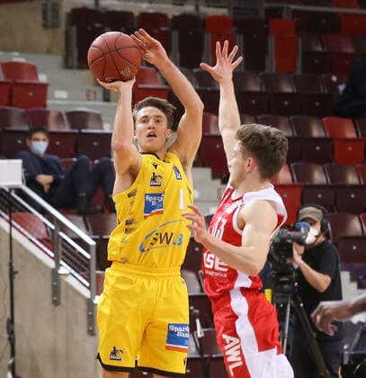 V li Jordan Hulls Riesen , Bennet Hundt Bamberg MHP Riesen Ludwigsburg vs Brose Bamberg Basketball Bundesliga 2020 2021 Ludwigsburg , GER, 16 01 2021,