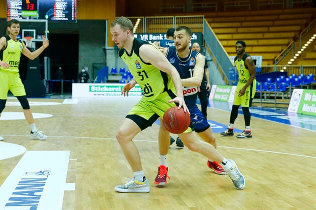 13 Matchday of the easyCredit BBL Basketball Bundesliga at the Arena Hohenlohe in Ilshofen Season 2020 2021 HAKRO Merlins Crailsheim vs Medi Bayreuth Radii Caisin HAKRO Merlins Crailsheim 13 right Osvaldas Olisevicius Medi Bayreuth 31 left