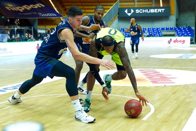 13 Matchday of the easyCredit BBL Basketball Bundesliga at the Arena Hohenlohe in Ilshofen Season 2020 2021 HAKRO Merlins Crailsheim vs Medi Bayreuth Bogdan Radosavljevic HAKRO Merlins Crailsheim 15 left Dererk Pardon Medi Bayreuth 0 right