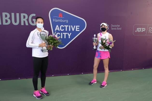 In the picture Qinwen ZHENG CHN Q winner 2021 and Linda FRUHVIRTOVA CZE JE 2 place Tennis Future Hamburg ITF W25 Hamburg, Hamburg, Tennis Verband Hamburg, 17 01 2021,