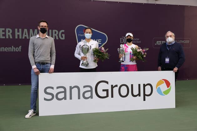 In the picture tournament director Mirco Westpfahl, Qinwen ZHENG CHN Q winner 2021 , Linda FRUHVIRTOVA CZE JE 2 place and Jens P Kröger Hamburger Tennis Verband Tennis Future Hamburg ITF W25 Hamburg, Hamburg, Tennis Verband Hamburg, 17 01 2021,