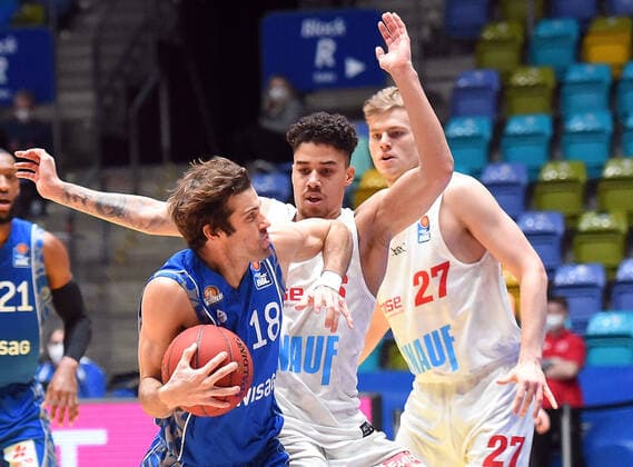 17 01 2021, xhbx, Basketball BBL Bundesliga, Frankfurt Skyliners s Oliver Würzburg emspor, v l Joe Rahon Fraport Skyliners Frankfurt , Joshua Obiesie s Oliver Baskets Würzburg Frankfurt am Main.