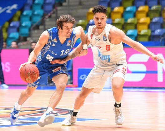 17 01 2021, xhbx, Basketball BBL Bundesliga, Frankfurt Skyliners s Oliver Würzburg emspor, v l Joe Rahon Fraport Skyliners Frankfurt , Joshua Obiesie s Oliver Baskets Würzburg Frankfurt am Main.