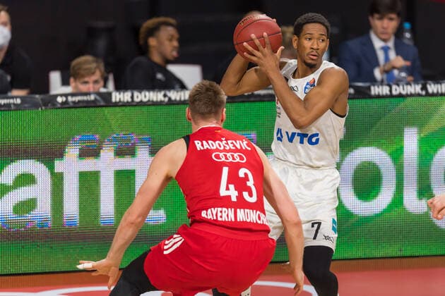 GER, BBL, FC Bayern Muenchen vs Hamburg Towers 17 01 2021, Audi Dome, Muenchen, GER, BBL, FC Bayern Muenchen vs Hamburg Towers, in the picture Leon Radosevic FCB 43 fighting with Jorge Gutierrez Hamburg Towers 7 nordphotoxGmbHx xStraubmeier nph00004