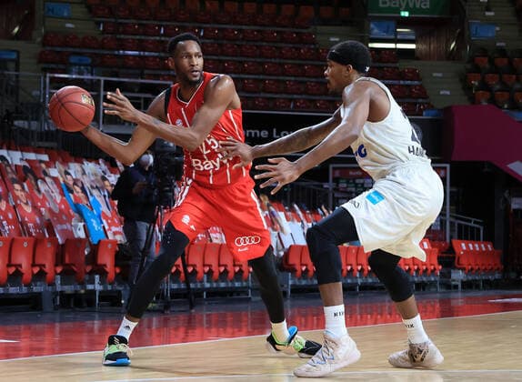 17 01 2021, BBL, FCB Basketball, vs Hamburg Towers, Audi Dome, Munich, Sport, in picture JaJuan Johnson FCB Basketball vs Terry Allen Hamburg Towers