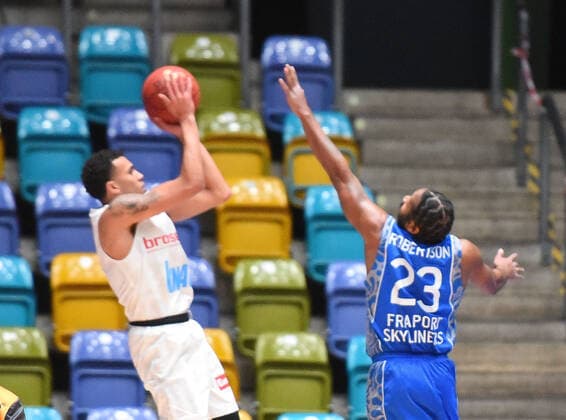 17 01 2021, xhbx, Basketball BBL Bundesliga, Frankfurt Skyliners s Oliver Würzburg emspor, v l Tyson Ward s Oliver Baskets Würzbu, Quantez Robertson Fraport Skyliners Frankfurt Frankfurt am Main.