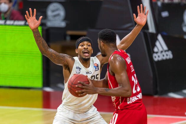 GER, BBL, FC Bayern Muenchen vs Hamburg Towers 17 01 2021, Audi Dome, Muenchen, GER, BBL, FC Bayern Muenchen vs Hamburg Towers, in the picture Terry Allen Hamburg Towers 25 fighting with JaJuan Johnson FCB 25 nordphotoxGmbHx xStraubmeier nph00004
