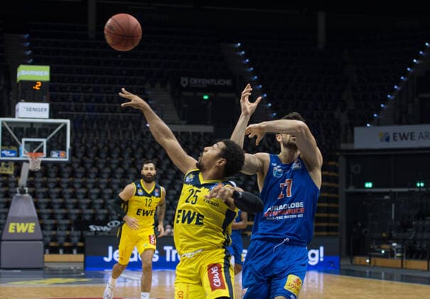 GER, Basketball, EWE Baskets Oldenburg vs SYNTAINICS MBC 17 01 2021, EWE Arena, Oldenburg, GER, easy Credit BBL, EWE Baskets Oldenburg vs SYNTAINICS MBC, pictured faster on the ball Phil PRESSEY EWE Baskets Oldenburg 25 Aleksander MARELJA SYNTAINICS MBC 17 nordphotoxRojahn nph00310