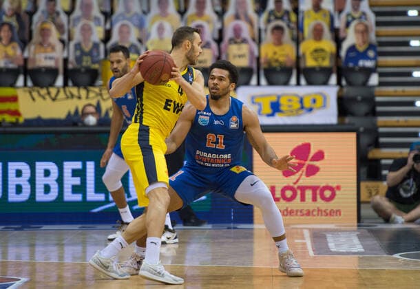 GER, Basketball, EWE Baskets Oldenburg vs SYNTAINICS MBC 17 01 2021, EWE Arena, Oldenburg, GER, easy Credit BBL, EWE Baskets Oldenburg vs SYNTAINICS MBC, in picture Keith HORNSBY EWE Baskets Oldenburg 4 Quinton HOOKER SYNTAINICS MBC 21 nordphotoxRojahn nph00310