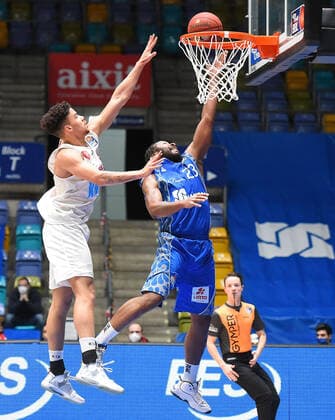 17 01 2021, xhbx, Basketball BBL Bundesliga, Frankfurt Skyliners s Oliver Würzburg emspor, v l Joshua Obiesie s Oliver Baskets Würzburg , Quantez Robertson Fraport Skyliners Frankfurt Frankfurt am Main.
