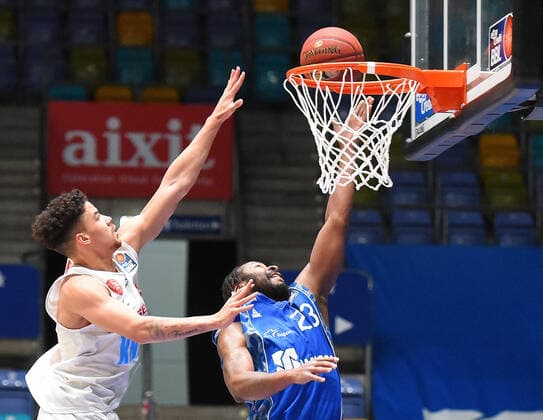 17 01 2021, xhbx, Basketball BBL Bundesliga, Frankfurt Skyliners s Oliver Würzburg emspor, v l Joshua Obiesie s Oliver Baskets Würzburg , Quantez Robertson Fraport Skyliners Frankfurt Frankfurt am Main.