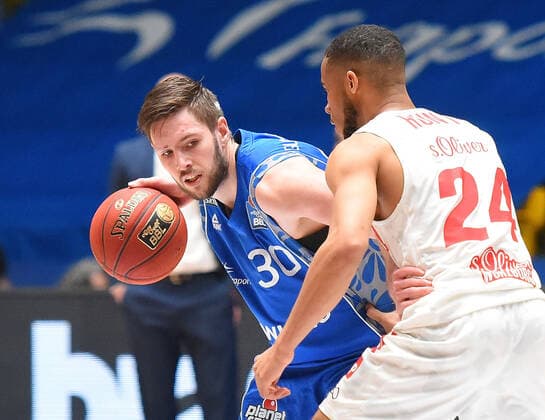 17 01 2021, xhbx, Basketball BBL Bundesliga, Frankfurt Skyliners s Oliver Würzburg emspor, v l Jon Axel Gudmundsson Fraport Skyliners Frankfurt , Cameron Hunt s Oliver Baskets Würzburg Frankfurt am Main.