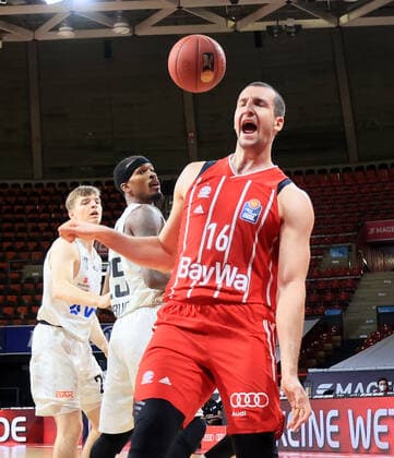 17 01 2021, BBL, FCB Basketball, vs Hamburg Towers, Audi Dome, Munich, sports, in picture Paul Zipser FCB Basketball cheers us is past Terry Allen Hamburg Towers