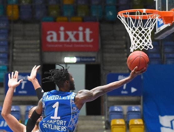 17 01 2021, xhbx, basketball BBL Bundesliga, frankfurt skyliners s oliver würzburg emspor, v l matt mobley fraport skyliners frankfurt frankfurt am main