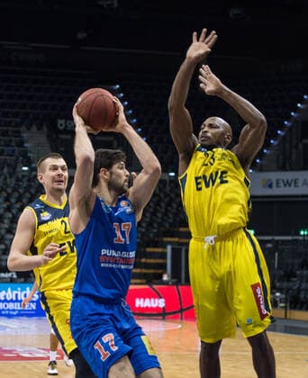 GER, Basketball, EWE Baskets Oldenburg vs SYNTAINICS MBC 17 01 2021, EWE Arena, Oldenburg, GER, easy Credit BBL, EWE Baskets Oldenburg vs SYNTAINICS MBC, in picture Aleksander MARELJA SYNTAINICS MBC 17 Rickey PAULDING EWE Baskets Oldenburg 23 Rasid MAHALBASIC EWE Baskets Oldenburg 24 nordphotoxRojahn nph00310