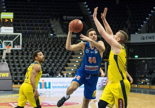 GER, Basketball, EWE Baskets Oldenburg vs SYNTAINICS MBC 17 01 2021, EWE Arena, Oldenburg, GER, easy Credit BBL, EWE Baskets Oldenburg vs SYNTAINICS MBC, in picture Benedikt TURUDIC SYNTAINICS MBC 44 Rasid MAHALBASIC EWE Baskets Oldenburg 24 nordphotoxRojahn nph00310