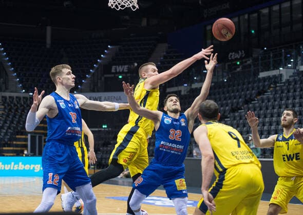 GER, Basketball, EWE Baskets Oldenburg vs SYNTAINICS MBC 17 01 2021, EWE Arena, Oldenburg, GER, easy Credit BBL, EWE Baskets Oldenburg vs SYNTAINICS MBC, in picture Roko ROGIC SYNTAINICS MBC 32 Rasid MAHALBASIC EWE Baskets Oldenburg 24 Philipp HARTWICH SYNTAINICS MBC 12 Karsten TADDA EWE Baskets Oldenburg 9 Sebastian HERRERA EWE Baskets Oldenburg 7 nordphotoxRojahn nph00310