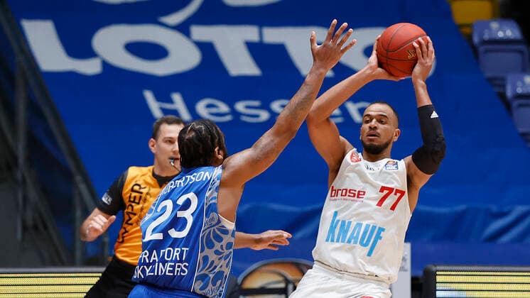 Germany, Frankfurt am Main, Fraport Arena, 17 01 2021, emspor, emonline, despor, deonline, FRAPORT SKYLINERS s Oliver Wuerzburg, Basketball, BBL picture v li v li Quantez Robertson Fraport Skyliners and Alex King s Oliver Wuerzburg , Copyright: HMBxMedia xHeikoxBecker