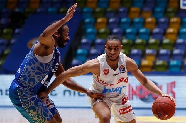 Germany, Frankfurt am Main, Fraport Arena, 17 01 2021, emspor, emonline, despor, deonline, FRAPORT SKYLINERS s Oliver Wuerzburg, Basketball, BBL picture v li v li Quantez Robertson Fraport Skyliners and Cameron Hunt s Oliver Wuerzburg , Copyright: HMBxMedia xHeikoxBecker