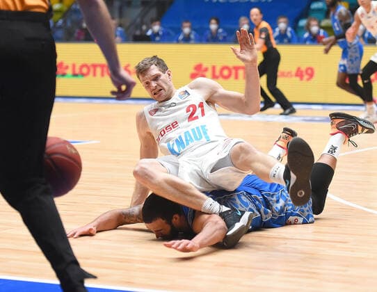 17 01 2021, xhbx, Basketball BBL Bundesliga, Frankfurt Skyliners s Oliver Würzburg emspor, v l Florian Koch s Oliver Baskets Würzburg , Rasheed Moore Fraport Skyliners Frankfurt Frankfurt am Main.