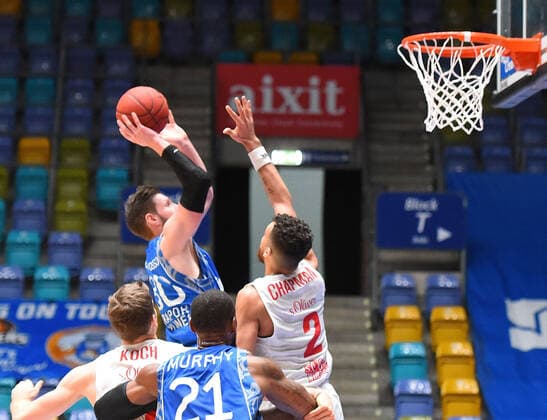17 01 2021, xhbx, Basketball BBL Bundesliga, Frankfurt Skyliners s Oliver Würzburg emspor, v l Jon Axel Gudmundsson Fraport Skyliners Frankfurt , Brekkott Chapman s Oliver Baskets Würzburg Frankfurt am Main.