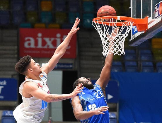 17 01 2021, xhbx, Basketball BBL Bundesliga, Frankfurt Skyliners s Oliver Würzburg emspor, v l Joshua Obiesie s Oliver Baskets Würzburg , Quantez Robertson Fraport Skyliners Frankfurt Frankfurt am Main.
