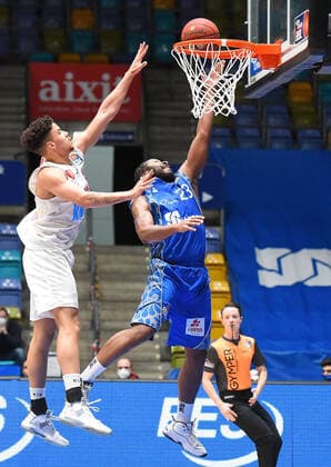 17 01 2021, xhbx, Basketball BBL Bundesliga, Frankfurt Skyliners s Oliver Würzburg emspor, v l Joshua Obiesie s Oliver Baskets Würzburg , Quantez Robertson Fraport Skyliners Frankfurt Frankfurt am Main.