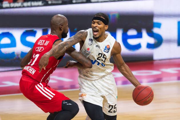 GER, BBL, FC Bayern Muenchen vs Hamburg Towers 17 01 2021, Audi Dome, Muenchen, GER, BBL, FC Bayern Muenchen vs Hamburg Towers, in the picture James Gist FCB 21 fighting with Terry Allen Hamburg Towers 25 nordphotoxGmbHx xStraubmeier nph00004