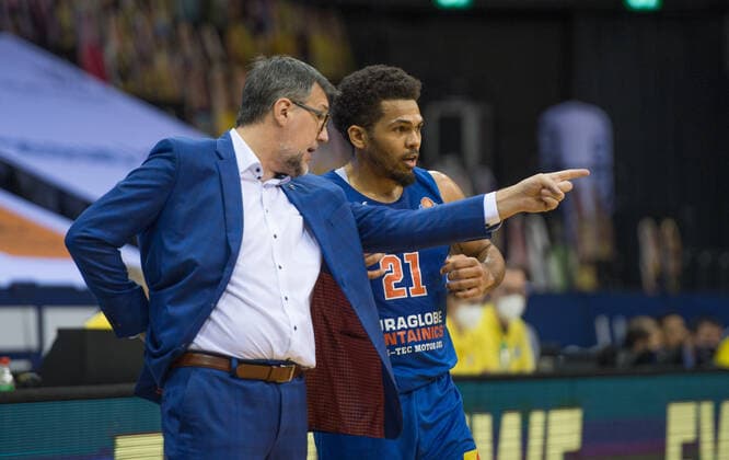 GER, Basketball, EWE Baskets Oldenburg vs SYNTAINICS MBC 17 01 2021, EWE Arena, Oldenburg, GER, easy Credit BBL, EWE Baskets Oldenburg vs SYNTAINICS MBC, in picture short instruction Silvano POROPAT SYNTAINICS MBC Headcoach Trainer Quinton HOOKER SYNTAINICS MBC 21 nordphotoxRojahn nph00310