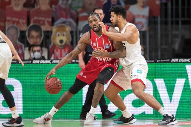 Basketball, BBL, 20210117, FC Bayern Munich Hamburg Towers In the picture Jalen REYNOLDS FC Bayern Munich, 8 and Marvin OGUNSIPE Hamburg Towers, 26 Munich Audi Dome Bayern Germany Copyright: Passion2Press MarkusxFischerx