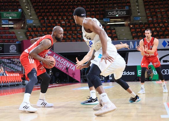 17 01 2021, BBL, FCB Basketball, vs Hamburg Towers, Audi Dome, Munich, Sport, in picture James Gist FCB Basketball vs Terry Allen Hamburg Towers