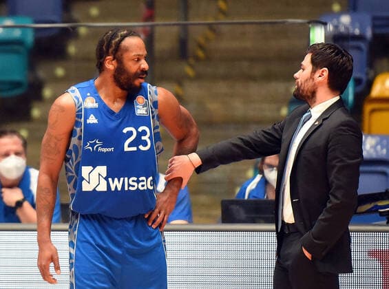17 01 2021, xhbx, Basketball BBL Bundesliga, Frankfurt Skyliners s Oliver Würzburg emspor, v l Quantez Robertson Fraport Skyliners Frankfurt , Coach Sebastian Gleim Head Coach, Fraport Skyliners Frankfurt Frankfurt am Main.