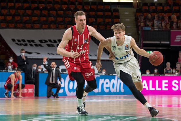Basketball, BBL, 20210117, FC Bayern Munich Hamburg Towers In the picture Leon RADOSEVIC FC Bayern Munich, 43 and Jordan SWING Hamburg Towers, 2 Munich Audi Dome Bayern Germany Copyright: Passion2Press MarkusxFischerx