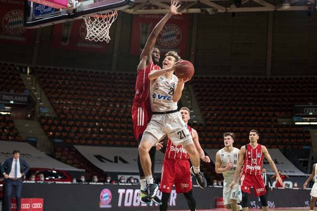 Basketball, BBL, 20210117, FC Bayern Munich Hamburg Towers Pictured JaJuan JOHNSON FC Bayern Munich, 25 and Justus HOLLATZ Hamburg Towers, 21 Munich Audi Dome Bayern Germany Copyright: Passion2Press MarkusxFischerx