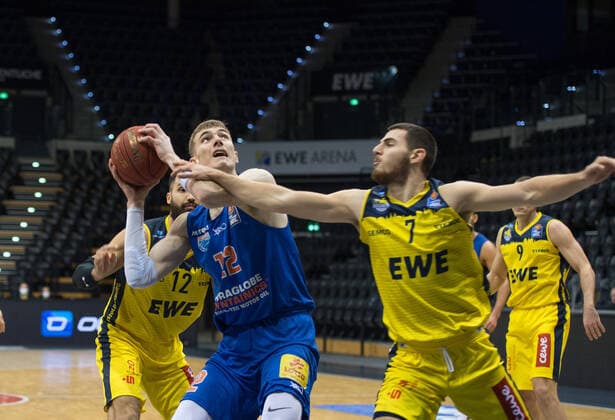 GER, Basketball, EWE Baskets Oldenburg vs SYNTAINICS MBC 17 01 2021, EWE Arena, Oldenburg, GER, easy Credit BBL, EWE Baskets Oldenburg vs SYNTAINICS MBC, in picture Philipp HARTWICH SYNTAINICS MBC 12 Sebastian HERRERA EWE Baskets Oldenburg 7 nordphotoxRojahn nph00310