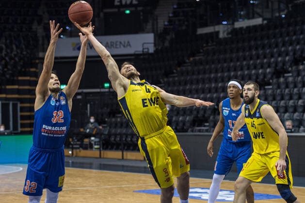 GER, Basketball, EWE Baskets Oldenburg vs SYNTAINICS MBC 17 01 2021, EWE Arena, Oldenburg, GER, easy Credit BBL, EWE Baskets Oldenburg vs SYNTAINICS MBC, in picture Keith HORNSBY EWE Baskets Oldenburg 4 Roko ROGIC SYNTAINICS MBC 32 Nathan BOOTHE EWE Baskets Oldenburg 45 nordphotoxRojahn nph00310