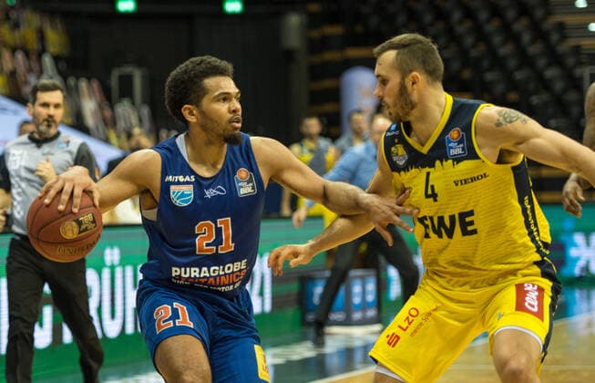 GER, Basketball, EWE Baskets Oldenburg vs SYNTAINICS MBC 17 01 2021, EWE Arena, Oldenburg, GER, easy Credit BBL, EWE Baskets Oldenburg vs SYNTAINICS MBC, in picture Quinton HOOKER SYNTAINICS MBC 21 Keith HORNSBY EWE Baskets Oldenburg 4 nordphotoxRojahn nph00310