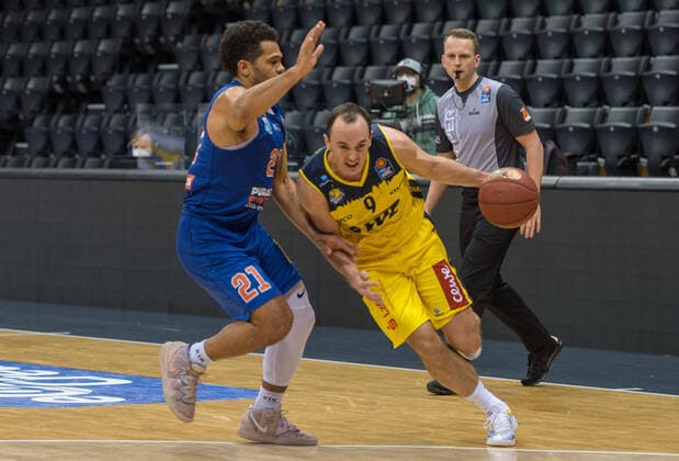 GER, Basketball, EWE Baskets Oldenburg vs SYNTAINICS MBC 17 01 2021, EWE Arena, Oldenburg, GER, easy Credit BBL, EWE Baskets Oldenburg vs SYNTAINICS MBC, in picture Karsten TADDA EWE Baskets Oldenburg 9 Quinton HOOKER SYNTAINICS MBC 21 nordphotoxRojahn nph00310