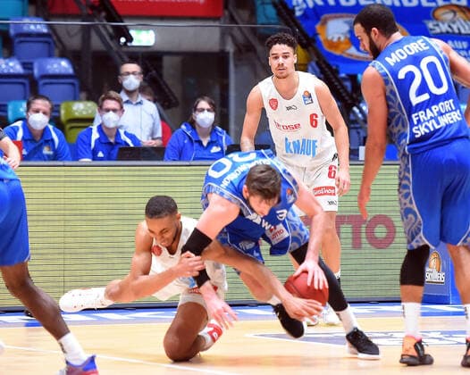 17 01 2021, xhbx, Basketball BBL Bundesliga, Frankfurt Skyliners s Oliver Würzburg emspor, v l Cameron Hunt s Oliver Baskets Würzburg , Jon Axel Gudmundsson Fraport Skyliners Frankfurt Frankfurt am Main.