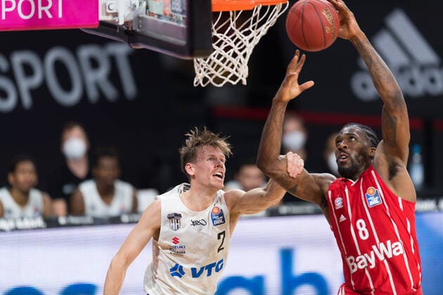 GER, BBL, FC Bayern Muenchen vs Hamburg Towers 17 01 2021, Audi Dome, Muenchen, GER, BBL, FC Bayern Muenchen vs Hamburg Towers, in picture jordan Swing Hamburg Towers 2 fouls Jalen Reynolds FCB 8 under the basket nordphotoxGmbHx xStraubmeier nph00004