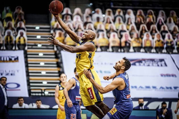 Basketball Oldenburg 17 01 2021 Season 2020 2021 easyCredit BBL 13 Matchday EWE Baskets Mitteldeutscher BC Basketball Oldenburg 17 01 2021 Season 2020 2021 easyCredit BBL 13 Matchday EWE Baskets Mitteldeutscher BC 23, Rickey Paulding, EWE Baskets Oldenburg David Brembly, No 5, MBC editorial use only commercial use only by arrangement with the photographer Oldenburg Germany