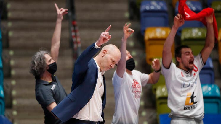 Germany, Frankfurt am Main, Fraport Arena, 17 01 2021, emspor, emonline, despor, deonline, FRAPORT SKYLINERS s Oliver Wuerzburg, Basketball, BBL Bild Jubel bei den Wuerzburgern um Headcoach Denis Wucherer s Oliver Wuerzburg , Copyright: HMBxMedia xHeikoxBecker