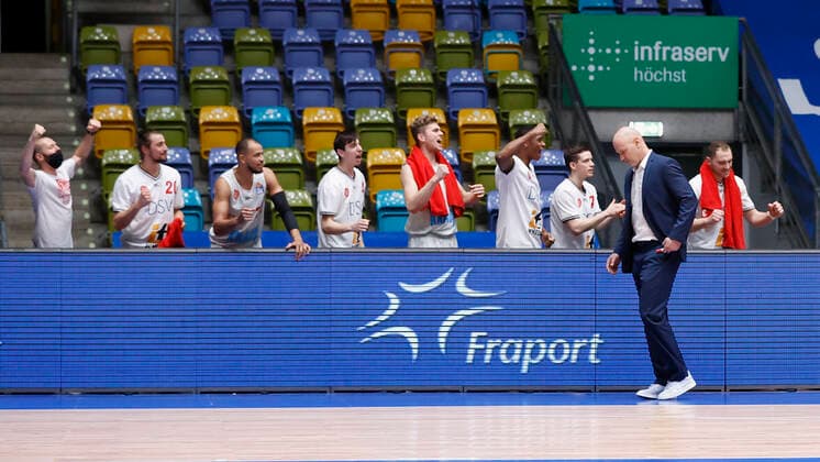 Germany, Frankfurt am Main, Fraport Arena, 17 01 2021, emspor, emonline, despor, deonline, FRAPORT SKYLINERS s Oliver Wuerzburg, Basketball, BBL Bild Jubel bei den Wuerzburgern um Headcoach Denis Wucherer s Oliver Wuerzburg , Copyright: HMBxMedia xHeikoxBecker