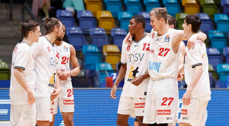 Germany, Frankfurt am Main, Fraport Arena, 17 01 2021, emspor, emonline, despor, deonline, FRAPORT SKYLINERS s Oliver Wuerzburg, Basketball, BBL Bild The Wuerzburg team is happy about the victory v li Nils Hassfurther s Oliver Wuerzburg , Julian Albus s Oliver Wuerzburg , Cameron Hunt s Oliver Wuerzburg , Elija Ndi s Oliver Wuerzburg , Jonas Weitzel s Oliver Wuerzburg and Julius Boehmer s Oliver Wuerzburg , Copyright: HMBxMedia xHeikoxBecker