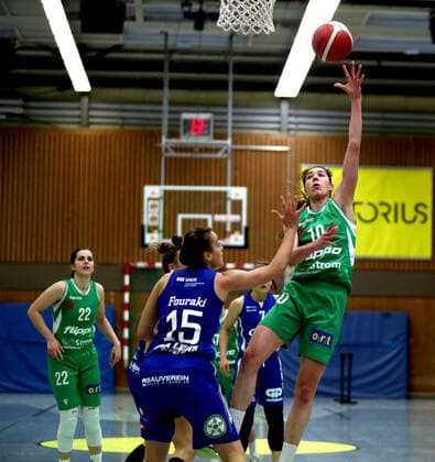 GSD zje123 1 Womens Basketball Bundesliga Flippo Baskets BG 74 GISA Lions SV Halle Göttingens Vasiliki Karambasta on the ball against Halles Styliani Fouraki